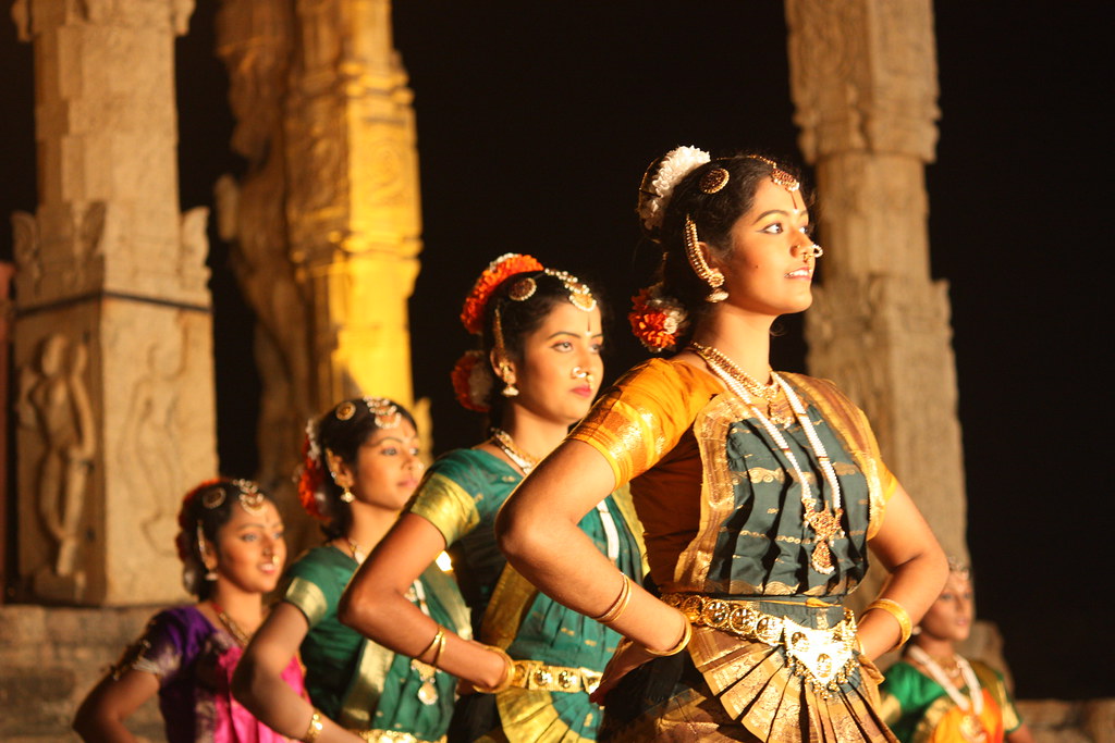 Devadasi – Thanjavur, Brihadishwara Temple, Bharatanatyam dancers