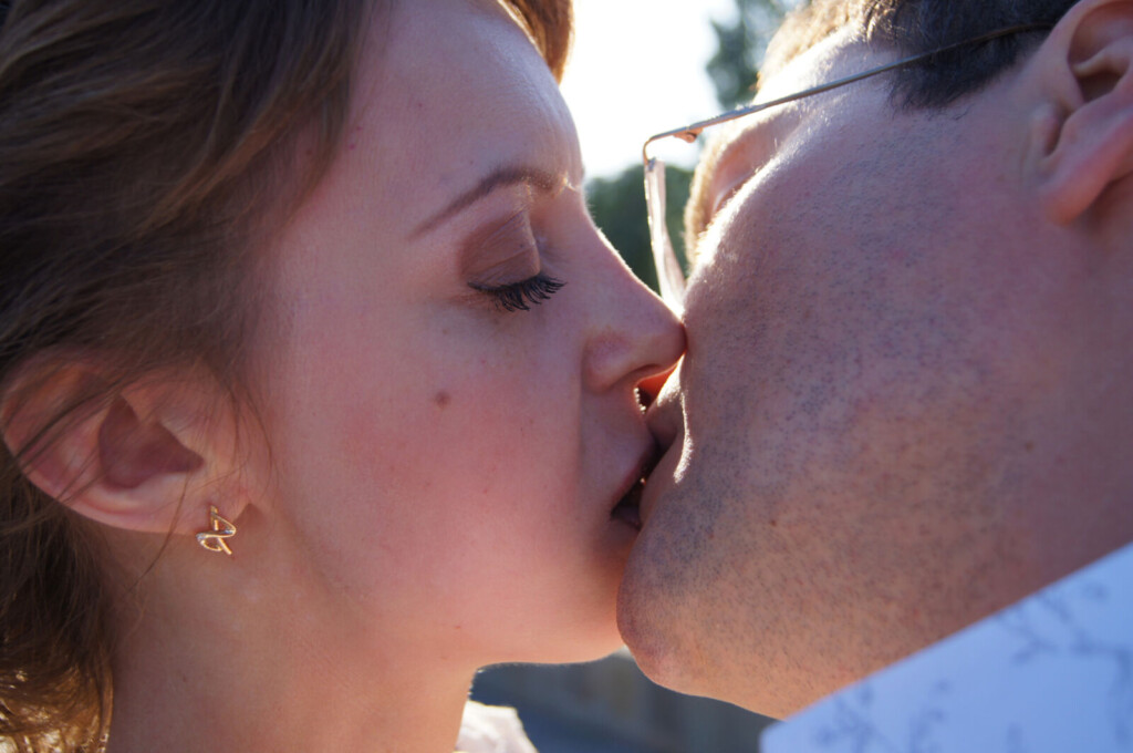 Kiss,-Love-kiss,-Romance,-People-kissing,-Rostov-on-Don,-Russia